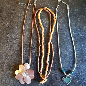 4/ $20 ⭐ Lot of 3 Boho necklaces
